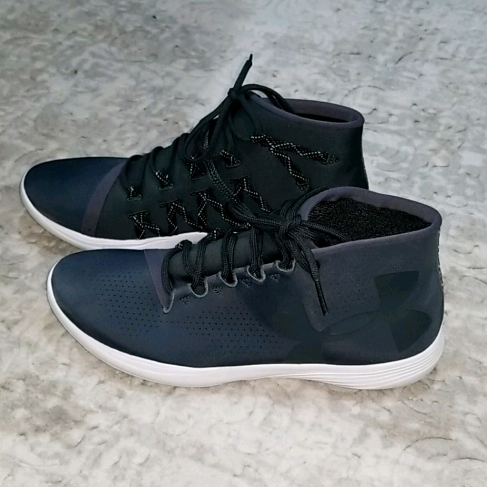 UNDER ARMOUR womens gym shoes (size 7.5)
